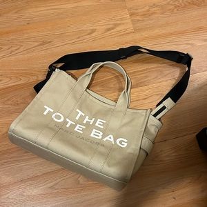 Marc Jacobs tote bag barely worn in great condition.